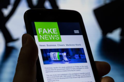 Manviewingafakenewswebsiteonthecoronavirusvaccine