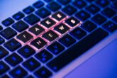 Fakenewswritteninredonabacklitlaptopkeyboard