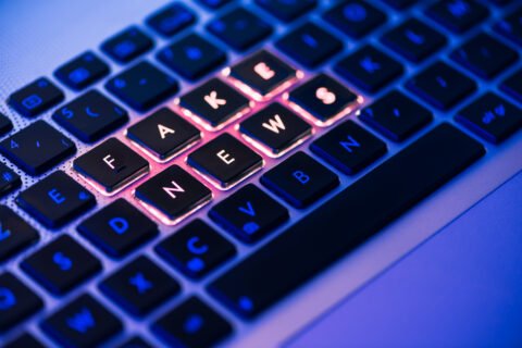 Fakenewswritteninredonabacklitlaptopkeyboard