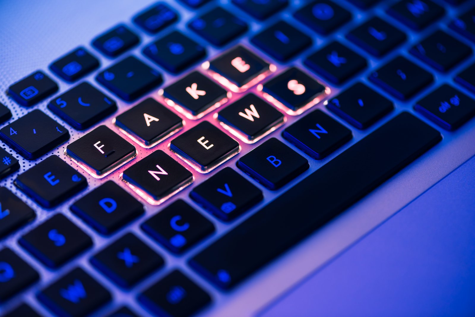 Fakenewswritteninredonabacklitlaptopkeyboard